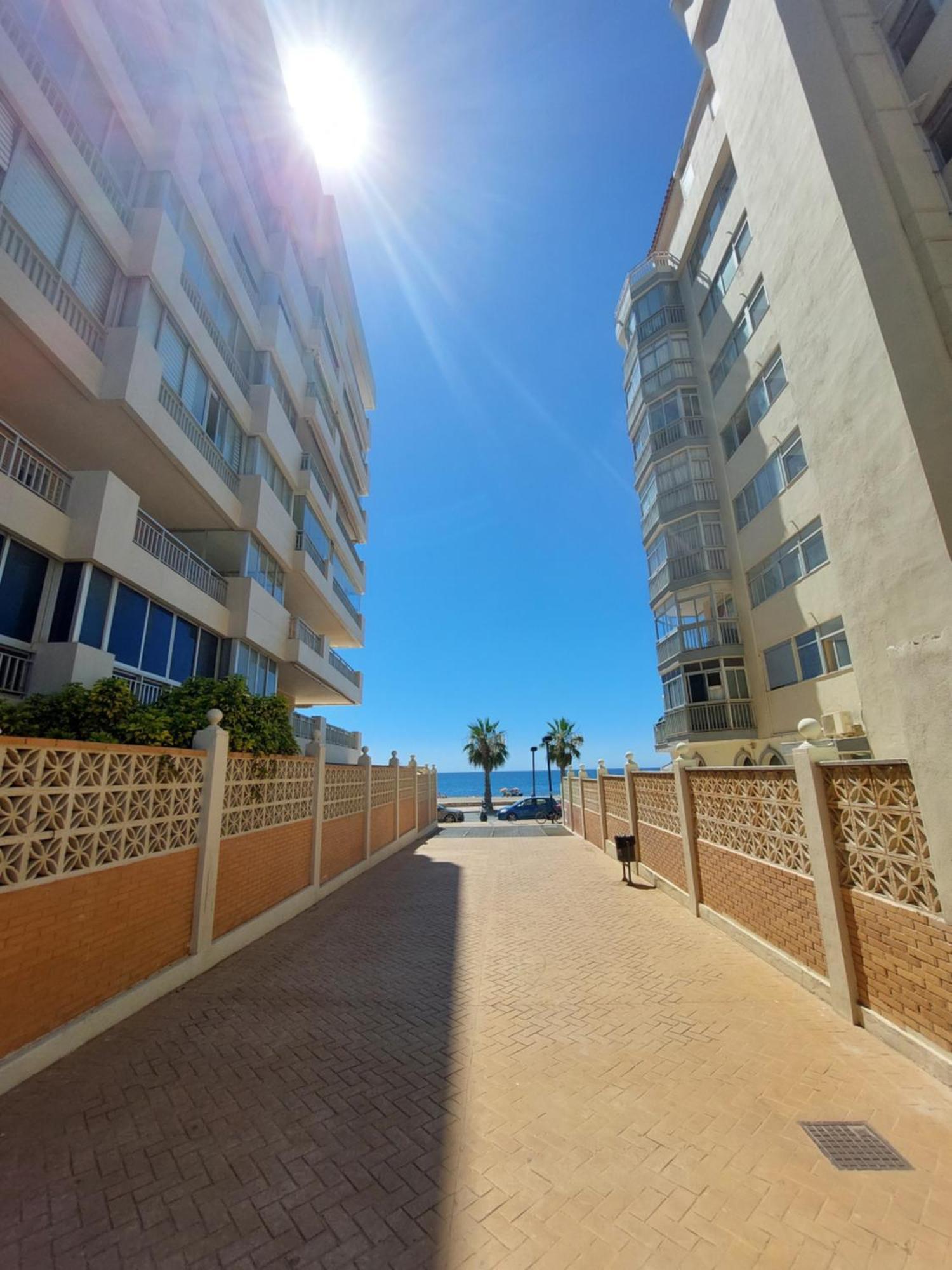 Estudio Con Piscina Y Parking, Playa A 4 Min A Pie, Tren A 2 Min فوينخيرولا المظهر الخارجي الصورة