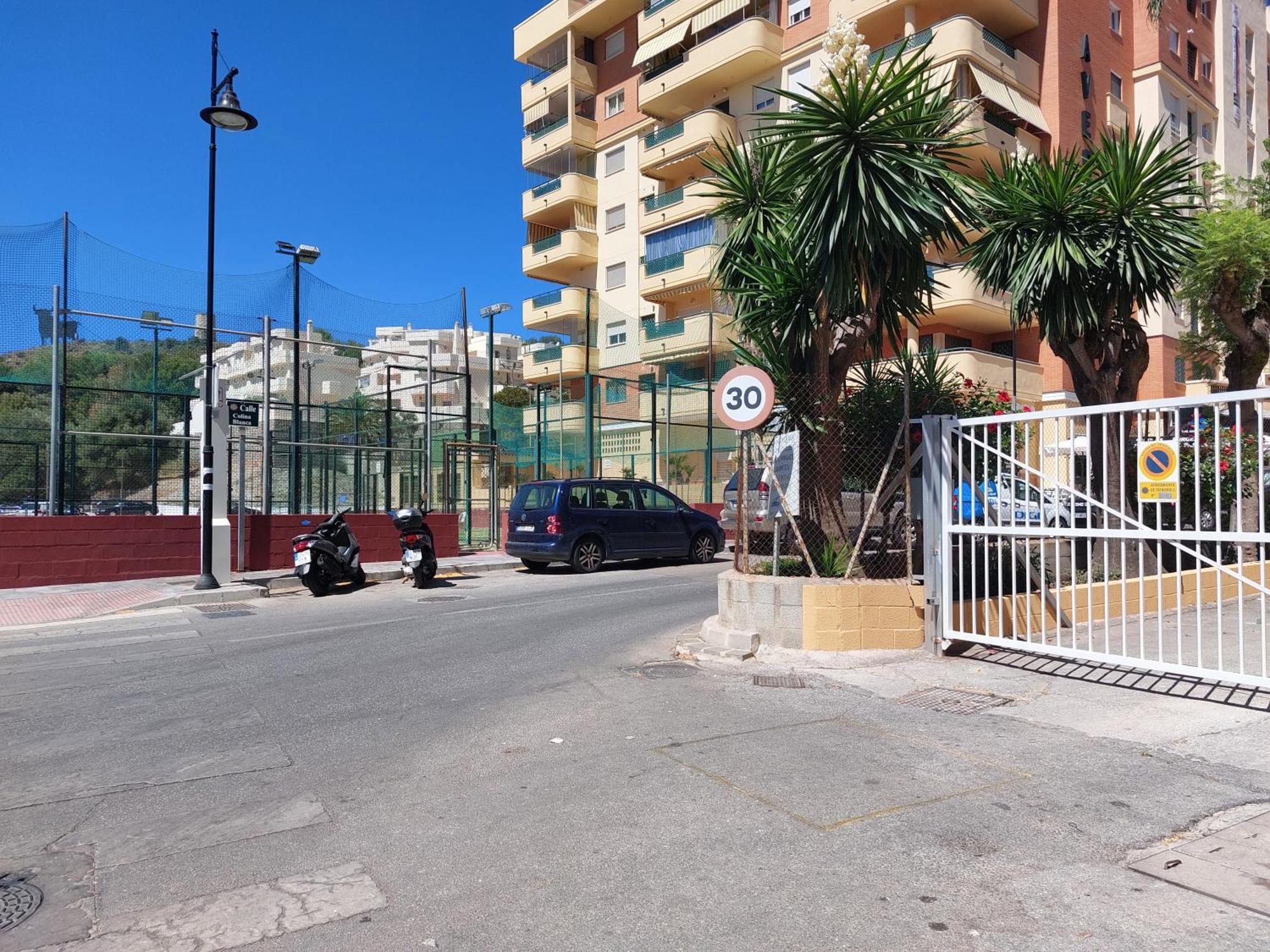 Estudio Con Piscina Y Parking, Playa A 4 Min A Pie, Tren A 2 Min فوينخيرولا المظهر الخارجي الصورة
